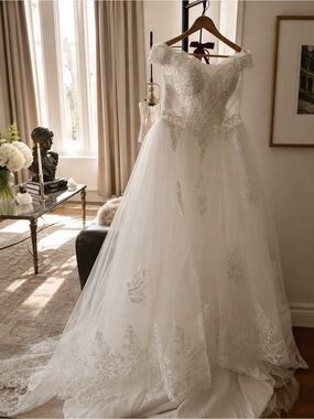 NEW Elegant Lace Ball Gown Wedding Dress | Corset Back | Size 8 | Off Shoulder